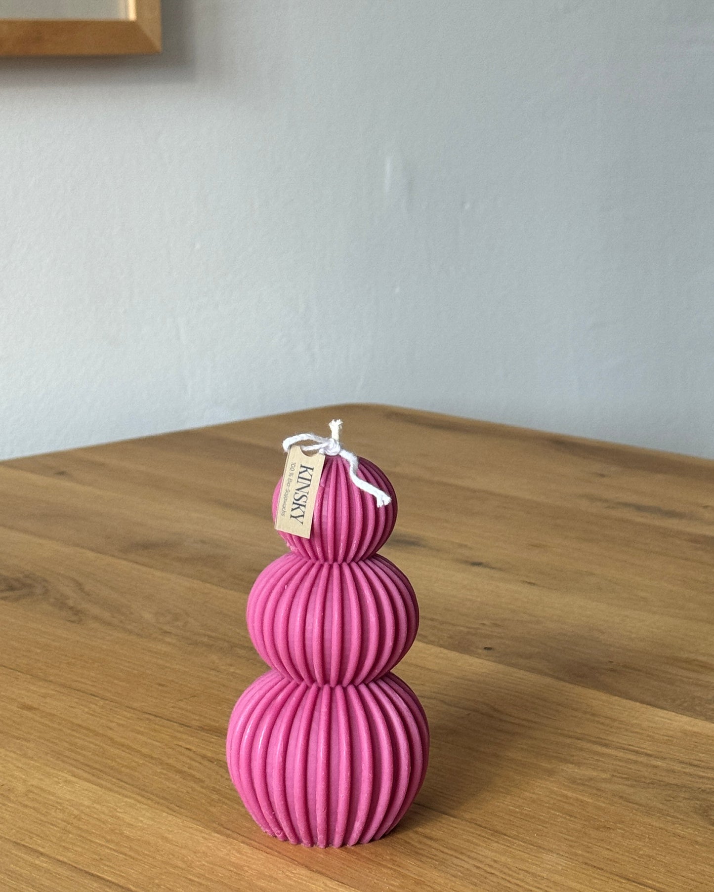 Bauchige Standkerze mit Rillen