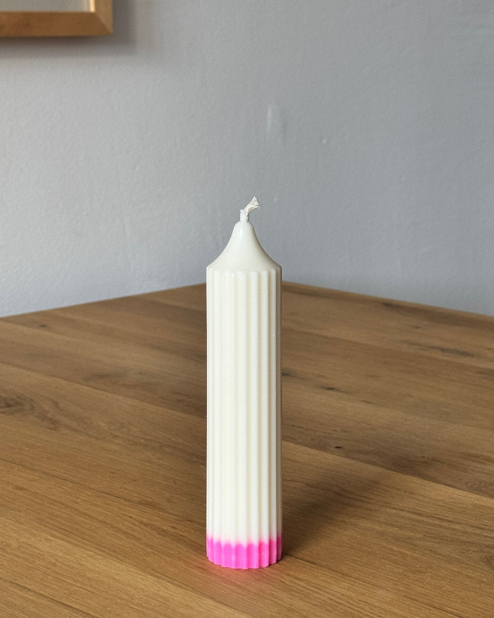 Sojawachskerze mit pinkem Akzent