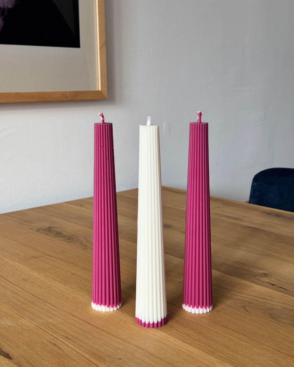 Standkerze Iconic Himbeer-Rot und Weiß