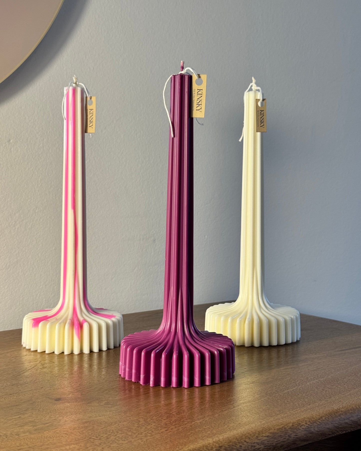 Standkerze aus Sojawachs, weiß, Fuchsia, mit rosa Akzenten