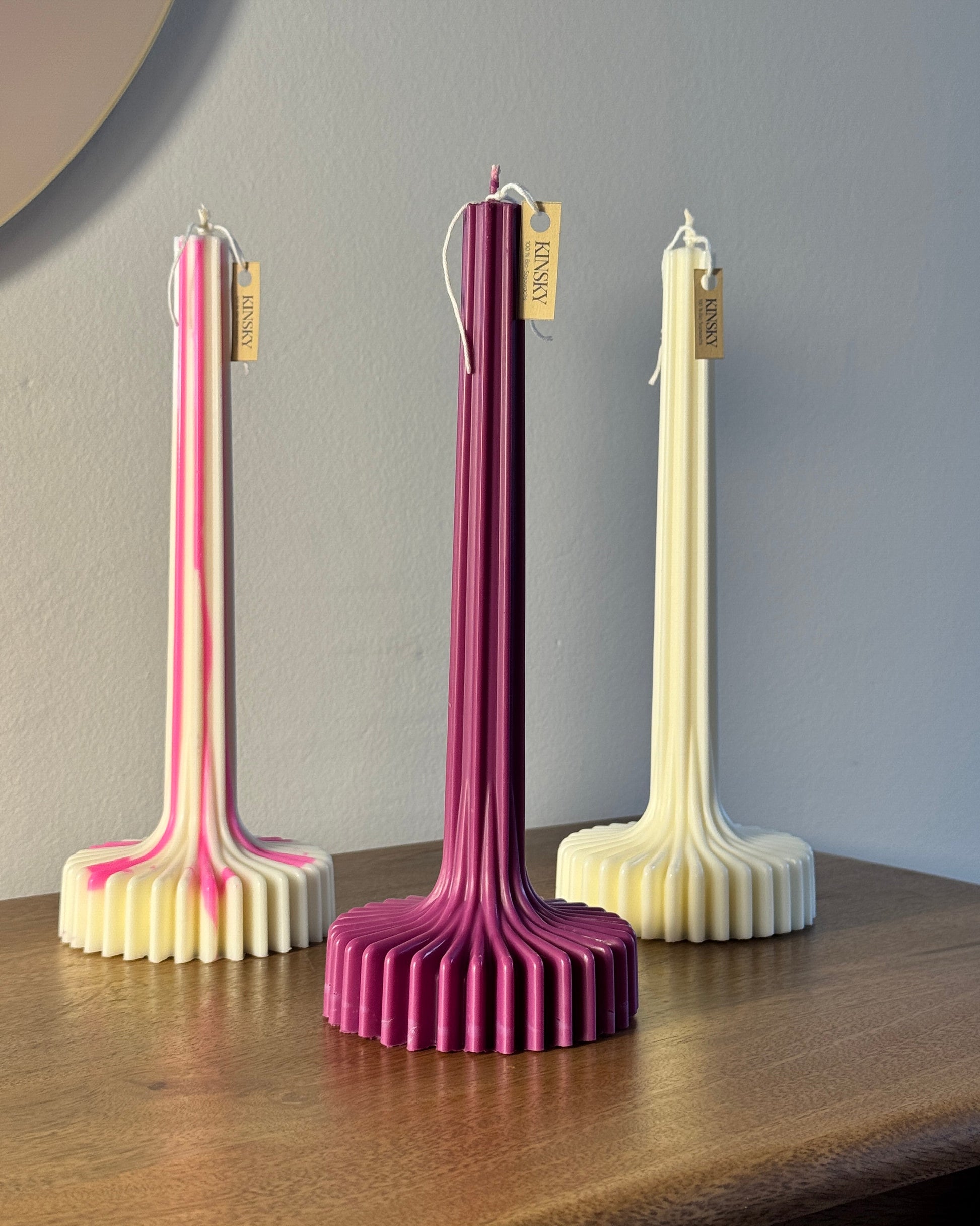 Standkerze aus Sojawachs, weiß, Fuchsia, mit rosa Akzenten