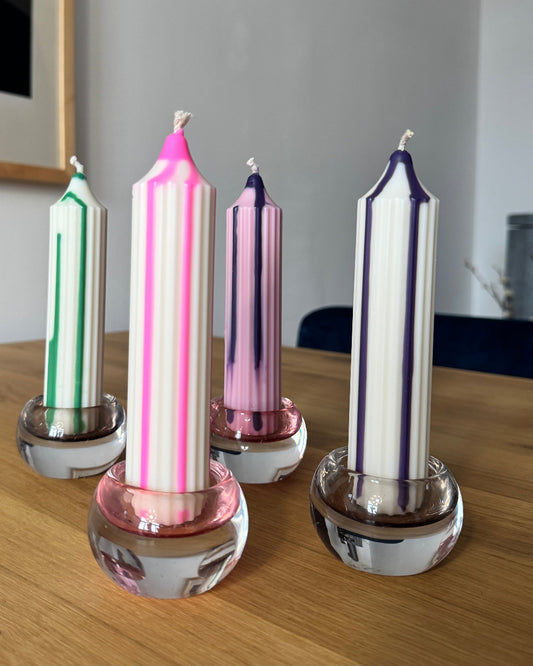 Kerze mit bunten Linien